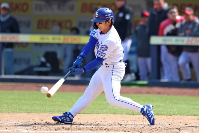 프로야구 삼성라이온즈의 김성윤이 21일 대구 삼성라이온즈파크에서 열린 LG 트윈스와의 시범경기에서 적시타를 기록한 스윙을 하고 있다. 삼성라이온즈 제공