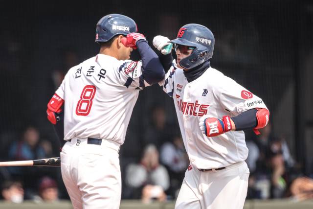 프로야구 시범경기에서 경기당 2개 가량의 홈런이 터져나오며 ‘투저타고’ 시즌이 펼쳐질 것이라는 예상이 높다. 지난 19일 시범경기에서 홈런을 치고 세레머니를 하고 있는 롯데 윤동희. 롯데 자이언츠 제공
