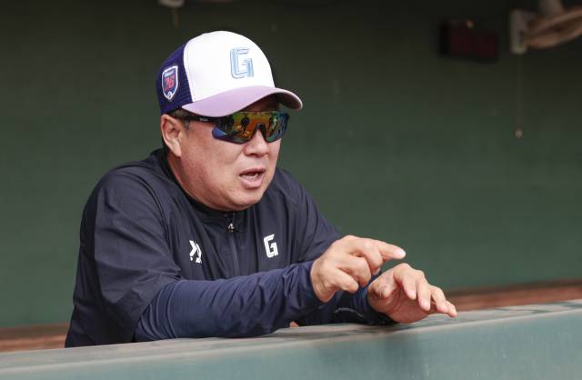 롯데 자이언츠 김태형 감독은 그 어느 때보다 선수들의 강한 정신력을 강조하며 선수단의 체질 개선에 주력하고 있다. 지난 2월 대만 전지훈련 때 선수들의 연습 상황을 지켜보고 있는 김 감독 모습. 이재찬 기자 chan@