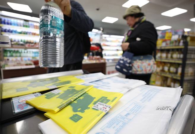 ▲ 지난 24일 서울시내 한 마트에 판매중인 다양한 크기의 종량제봉투. 연합뉴스