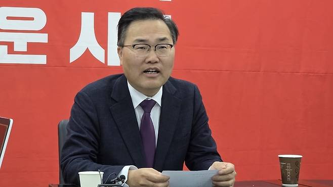 ▲ 국민의힘 대구시장 선거 경선에 나선 홍석준 전 의원이 25일 대구시당에서 경제 분야 정책 공약을 발표하고 있다. 전재용 기자