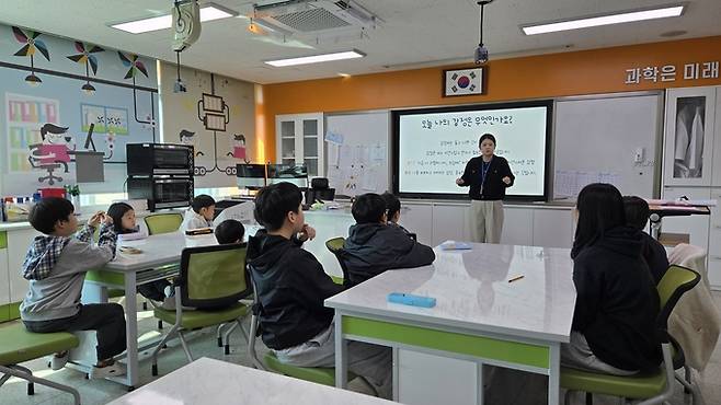 ▲ 23일 의성북부초에서 사회정서향상프로그램이 진행되는 가운데 강사가 학생들을 대상으로 감정 인식 수업을 하고 있다. 의성교육청 제공