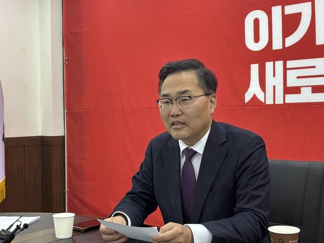 국민의힘 대구시장 경선 1차 컷오프를 통과한 홍석준 전 의원이 대구시당에서 기자회견을 열고 발언하고 있다. 이혜림 기자