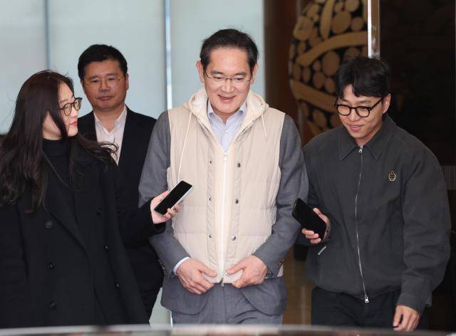 이재용 삼성전자 회장이 지난 13일 유럽 출장 일정을 마친 후 서울 강서구 서울김포비즈니스항공센터(SGBAC)를 통해 귀국하고 있다. [사진=연합뉴스]