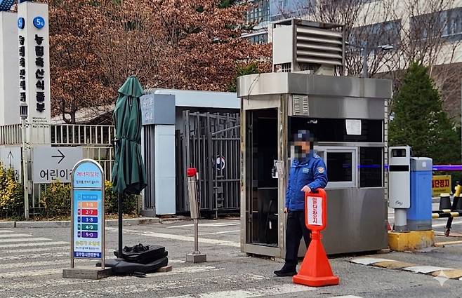 공공기관 차량 5부제 강화 첫날인 3월 25일, 세종정부청사 농림축산식품부 건물 앞에 차량5부제를 설명하는 표지판이 있다.(노승길 기자 noga813@)