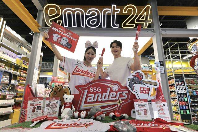 이마트24에 따르면 플래그십스토어인 ‘트렌드랩 성수점’은 전점 평균 대비 일매출이 2.7배, 방문객수는 1.7배 높은 것으로 집계됐다.사진은 이달 24일 이마트24 ‘트렌드랩 성수점’ 매장 내 브랜드팝업존에서 모델들이 ‘SSG 랜더스’ 관련한 굿즈 상품들을 소개하고 있다. 이마트24는 다음달 16일까지 ‘트렌드랩 성수점’ 내 브랜드팝업존을 ‘SSG 랜더스’ 콘셉트로 꾸미고 랜더스 의상과 소품 등 팬덤을 겨냥한 다양한 상품들을 판매한다.(이마트24 제공)