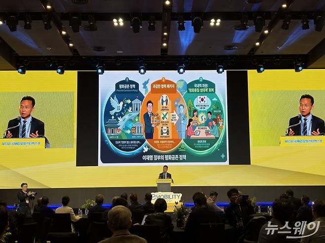 2027 평양 국제 전기차 엑스포(PIEVE) 추진을 위한 라운드테이블이 제13회 국제e모빌리티엑스포 기간 중인 25일 제주신화월드 랜딩볼룸에서 열렸다. 사진=권지용 기자