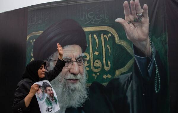 미국-이스라엘의 집요한 공격에도 하메네이 후계 모즈타바 하메네이 체제는 건재한 것으로 알려지고 있다. 큰 그림은 알리 하메네이, 작은 얼굴그림은 그의 차암 모즈타바 하메네이.&nbsp; 뉴욕타임스 3월 15일