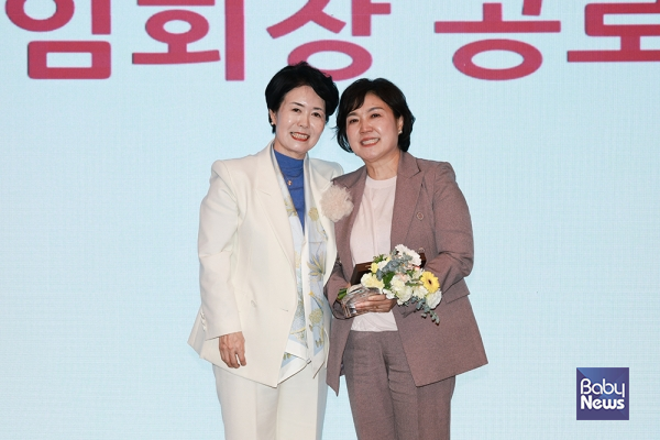 임진숙 한국어린이집총연합회 신임 회장과 김경숙 전임 회장이 제14대·15대 회장 이취임식에서 눈시울을 붉힌 채 기념촬영을 하고 있다. ⓒ한국어린이집총연합회