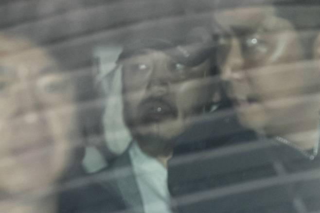 필리핀에서 이른바 전세계라는 활동명으로 마약을 유통했던 박왕열 씨가 25일 인천국제공항 제2터미널을 통해 송환된 뒤 호송차량에 탑승해 있다. (공동취재) 2026.03.25. 뉴시스 제공