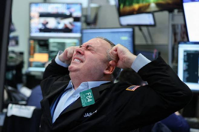 뉴욕증권거래소(NYSE)에서 개장 직후 한 트레이더가 업무를 보고 있다. (사진=AFP)