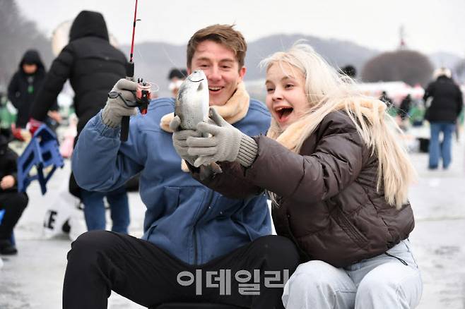 지난 1월 개최된 ‘화천산천어축제’에서 얼음낚시를 즐기는 외국인 방문객들. (사진=화천군)