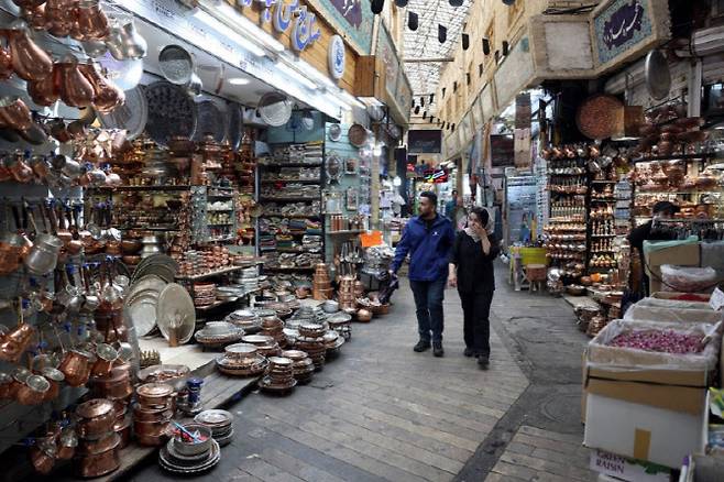 24일(현지시간) 이란 테헤란의 한 시장에서 시민들이 장을 보고 있다. (사진=AFP)