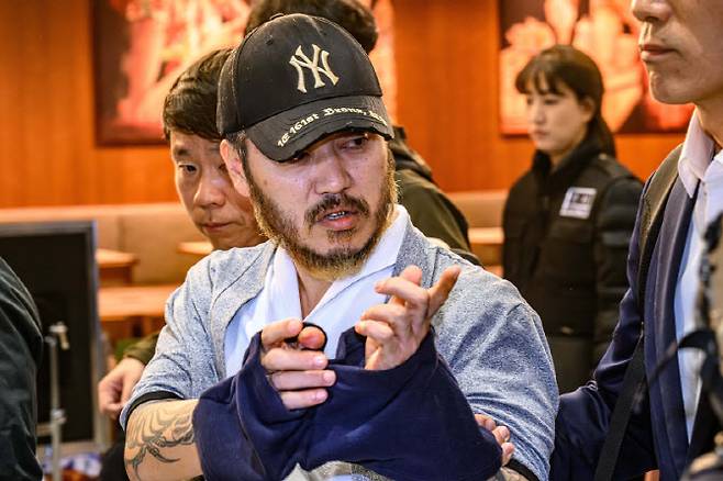 필리핀에서 교민 3명 살해, 탈옥, 국내 마약 유통 등을 일삼으며 '마약왕'으로 불리던 박왕열 씨가 25일 인천국제공항을 통해 국내로 송환되고 있다 (사진=공동취재)
