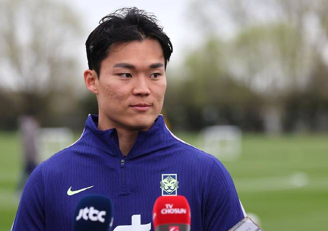 코트디부아르전을 앞둔 한국 축구 국가대표팀의 오현규가 24일(현지시간) 영국 런던 북서쪽 밀턴킨스에서 훈련에 앞서 취재진과 인터뷰하고 있다. 사진=연합뉴스