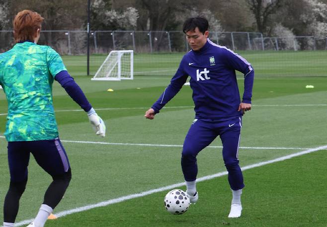 코트디부아르전을 앞둔 한국 축구 국가대표팀의 오현규가 24일(현지시간) 영국 런던 북서쪽 밀턴킨스에서 팀동료들과 훈련하고 있다. 사진=연합뉴스