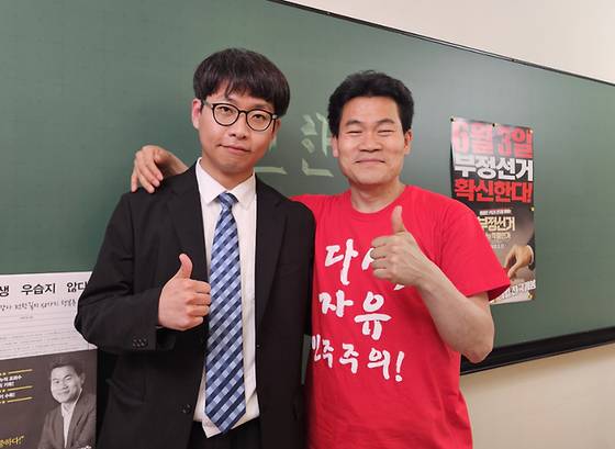 극우 유튜버 전한길 씨(오른쪽)와 전한길뉴스 고문변호사로 활동한 이성직 경기도의원 청년 후보. 〈사진=자유한길단 카페 캡처〉