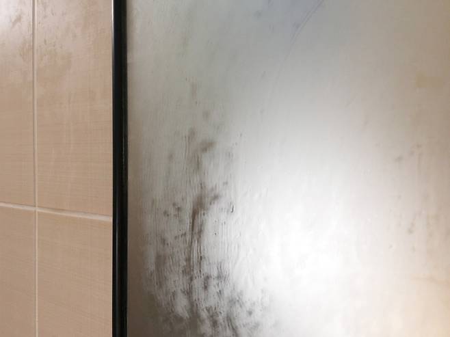 식초와 상한 감자를 활용하면 욕실 거울의 얼룩을 효과적으로 제거할 수 있다. 사진=게티이미지뱅크