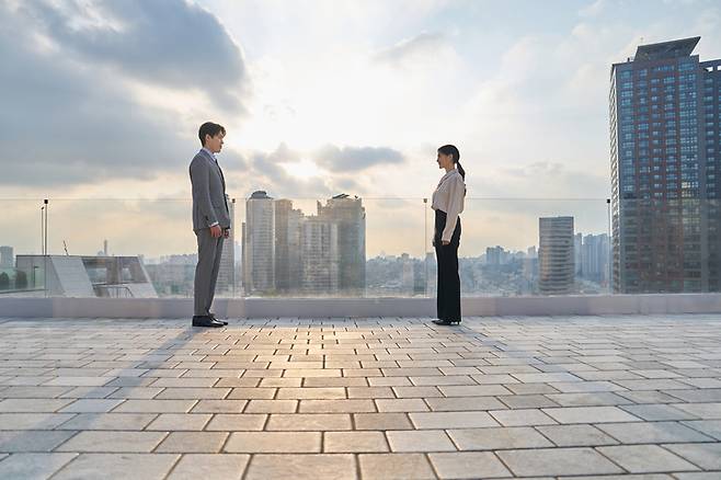 업무 중 담배를 피우는 시간은 흡연자들에게 짧은 휴식과 숨 쉴 틈을 제공하지만, 비흡연자들에게는 역차별로 작용할 소지가 있다. 사진=게티이미지뱅크