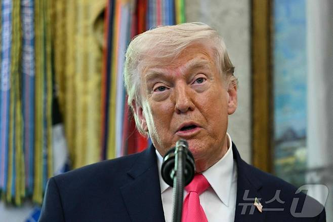 도널드 트럼프 미국 대통령이 24일(현지시간) 워싱턴DC 백악관 오벌오피스에서 열린 마크웨인 멀린 신임 국토안보부 장관 취임 선서식에서 발언하고 있다. 2026.03.24. ⓒ AFP=뉴스1
