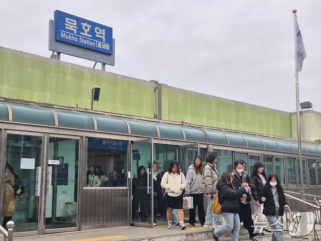 지난 2월 28일 강원 동해시 KTX묵호역에 내린 서울발 열차 탑승객들이 대합실을 빠져나오고 있다.(뉴스1 DB) 윤왕근 기자