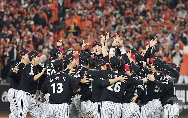 지난해 통합 우승을 차지한 뒤 기뻐하는 LG 트윈스 선수들. 2025.10.31 ⓒ 뉴스1 김진환 기자