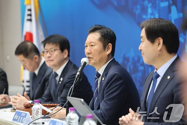 정청래 더불어민주당 대표가 25일 충북 충주시 유네스코국제무예센터 국제회의장에서 열린 민생현장 최고위원회의에서 발언을 하고 있다. 2026.3.25 ⓒ 뉴스1 이승배 기자