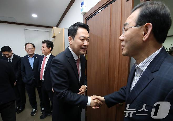 장동혁(왼쪽) 국민의힘 대표가 22일 오전 대구 수성구 국민의힘 대구시당에서 열린 간담회에 참석해 주호영 의원과 인사 나누고 있다. 2026.3.22 ⓒ 뉴스1 공정식 기자
