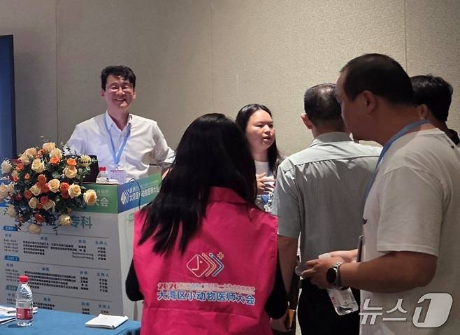 정설령 한국반려동물영양연구소 대표가 25일 중국 광저우에서 강의가 마치고 질의응답을 하고 있다. ⓒ 뉴스1