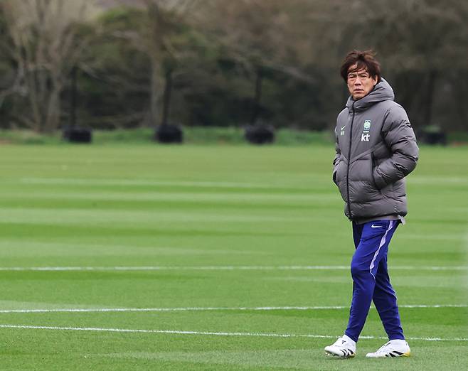 홍명보 축구국가대표팀 감독이 코트디부아르전을 앞두고 25일 새벽(한국시간) 영국 밀턴 케인즈에서 시행한 팀 훈련에서 선수를 바라보고 있다.  사진 | 밀턴 케인즈=연합뉴스
