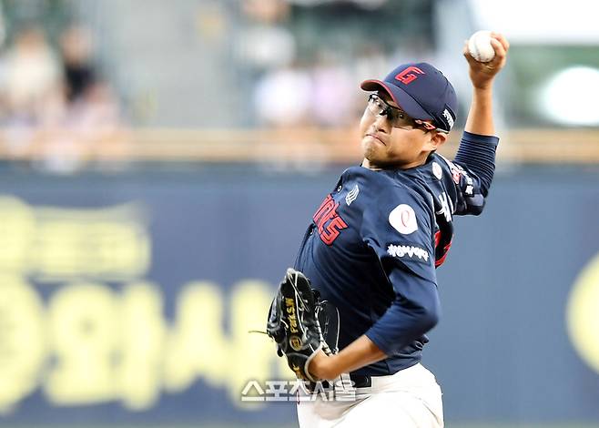 롯데 박세웅이 2일 잠실구장에서 열린 2025 KBO리그 LG와 경기에 선발 등판해 힘차게 공을 던지고 있다. 잠실 | 박진업 기자 upandup@sportsseoul.com