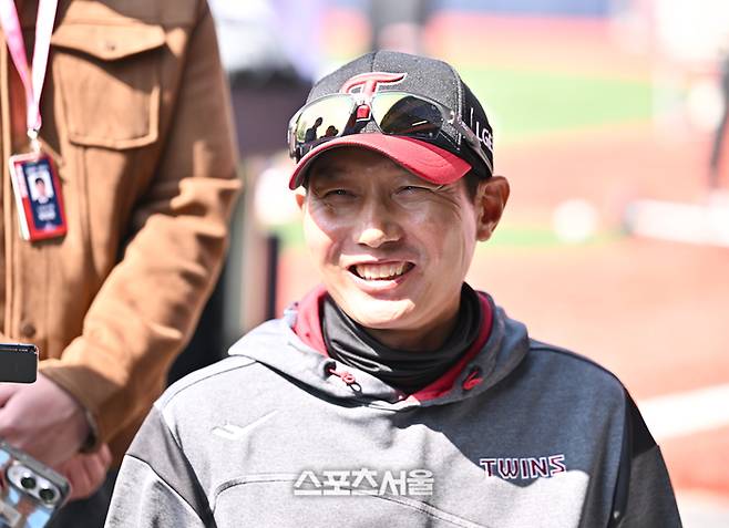 LG 염경엽 감독이 17일 수원케이티위즈파크에서 열린 2026 KBO리그 시범경기 KT전에 앞서 기자들과 이야기를 나누고 있다. 수원 | 최승섭기자 thunder@sportsseoul.com