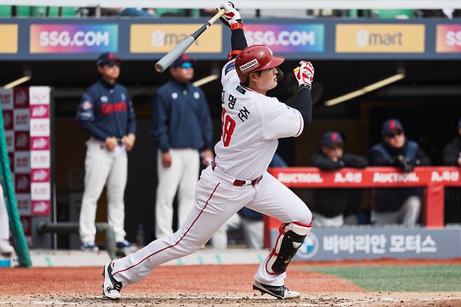 SSG 고명준이 24일 인천SSG랜더스필드에서 열린 2026 KBO리그 시범경기 롯데전에서 타격하고 있다. 사진 | SSG 랜더스