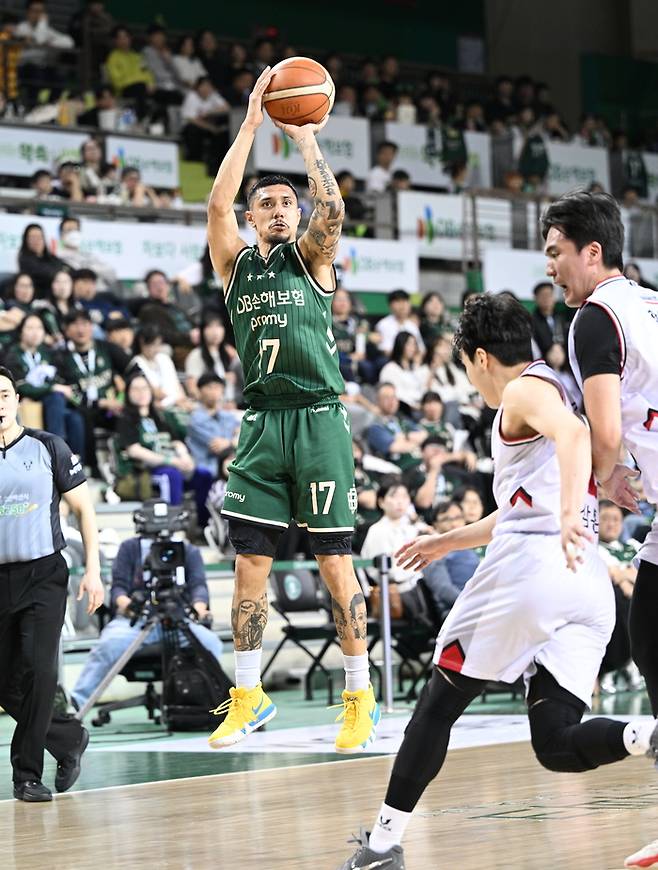 DB 알바노가 24일 원주DB프로미아레나에서 열린 2025~2026 LG전자 프로농구 6라운드 정관장전에서 슛을 시도하고 있다. 사진 | KBL