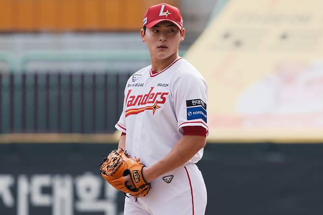 SSG 조병현이 24일 인천SSG랜더스필드에서 열린 2026 KBO리그 시범경기 롯데전에서 투구를 준비하고 있다. 사진 | SSG 랜더스