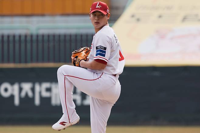 SSG 조병현이 24일 인천SSG랜더스필드에서 열린 2026 KBO리그 시범경기 롯데전에서 역투하고 있다. 사진 | SSG 랜더스