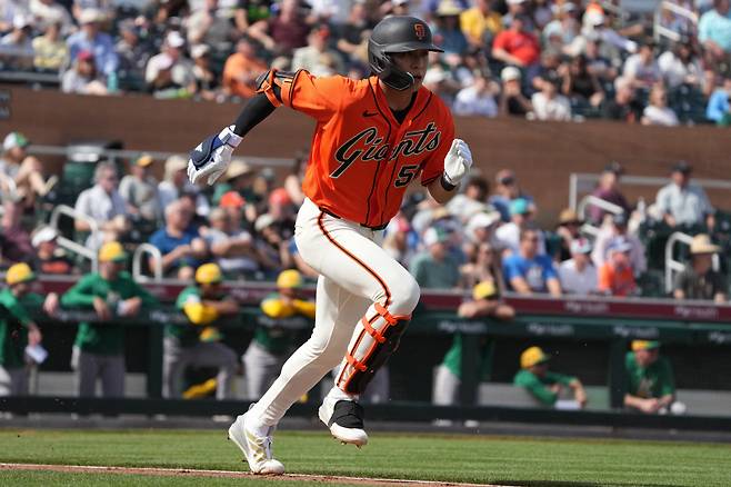 Feb 23, 2026; Scottsdale, Arizona, USA; San Francisco Giants center fielder Jung Hoo Lee (51) runs to first against the Athletics in the second inning at Scottsdale Stadium. Mandatory Credit: Rick Scuteri-Imagn Images







<저작권자(c) 연합뉴스, 무단 전재-재배포, AI 학습 및 활용 금지>
