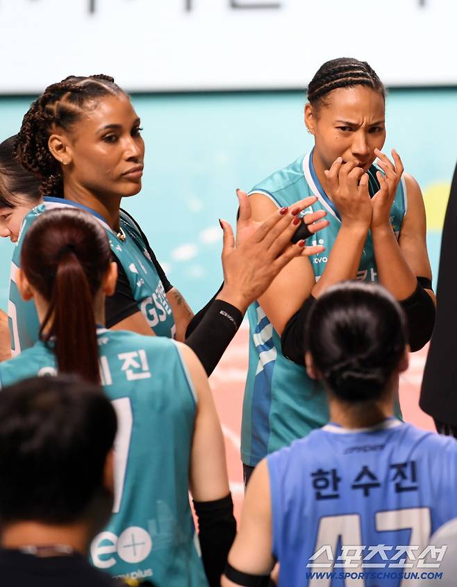 24일 장충체육관에서 열린 V리그 준PO GS칼텍스와 흥국생명의 경기. 승리한 GS칼텍스 실바, 레이나가 기뻐하고 있다. 장충=박재만 기자 pjm@sportschosun.com/2026.03.24/