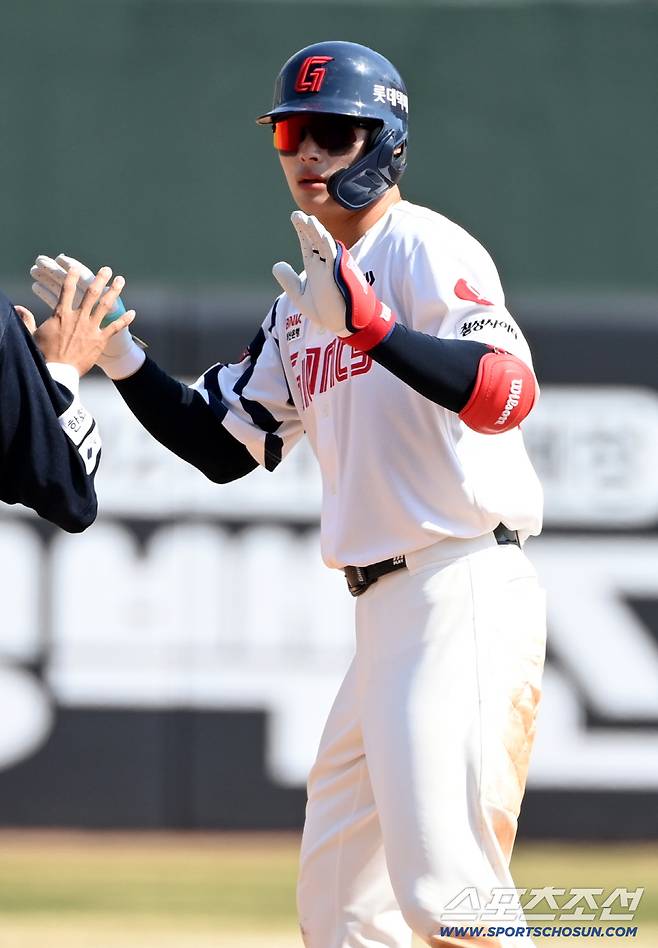 21일 부산 사직야구장에서 열린 한화와 롯데의 시범경기. 4회말 2사 2루 롯데 윤동희가 1타점 2루타를 치고 기뻐하고 있다. 부산=허상욱 기자wook@sportschosun.com/2026.03.21/