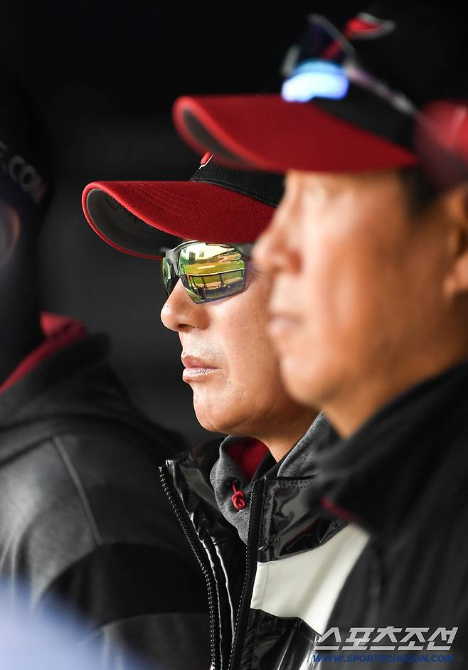 24일 잠실구장에서 열린 LG와 키움의 시범경기. LG 염경엽 감독이 생각에 잠겨 있다. 잠실=박재만 기자 pjm@sportschosun.com/2026.03.24/