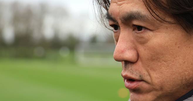 인터뷰하는 홍명보 감독

    (밀턴킨스[영국]=연합뉴스) 최재구 기자 = 코트디부아르전을 앞둔 한국 축구 국가대표팀의 홍명보 감독이 24일(현지시간) 영국 런던 북서쪽 밀턴킨스에서 팀훈련에 앞서 취재진과 인터뷰하고 있다. 2026.3.25

    jjaeck9@yna.co.kr

(끝)





<저작권자(c) 연합뉴스, 무단 전재-재배포, AI 학습 및 활용 금지>