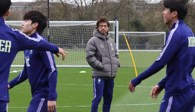 훈련 지켜보는 홍명보 감독

    (밀턴킨스[영국]=연합뉴스) 최재구 기자 = 코트디부아르전을 앞둔 한국 축구 국가대표팀의 홍명보 감독이 24일(현지시간) 영국 런던 북서쪽 밀턴킨스에서 훈련하는 선수들을 지켜보고 있다. 2026.3.25

    jjaeck9@yna.co.kr

(끝)





<저작권자(c) 연합뉴스, 무단 전재-재배포, AI 학습 및 활용 금지>