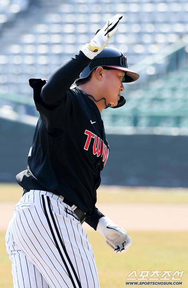 20일 인천SSG랜더스필드에서 열린 SSG 랜더스와 LG 트윈스의 시범경기. 6회초 2사 LG 이재원이 솔로포를 날린 뒤 기뻐하고 있다. 인천=박재만 기자 pjm@sportschosun.com/2026.03.20/