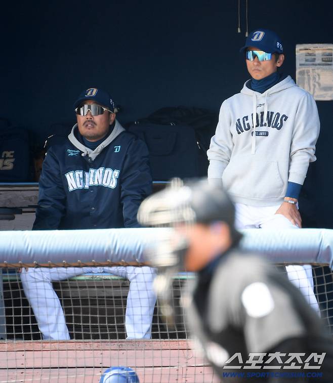 15일 마산야구장에서 열린 NC 다이노스와 키움 히어로즈의 시범경기. NC 이호준 감독, 김경태 코치가 경기를 지켜보고 있다. 창원=박재만 기자 pjm@sportschosun.com/2026.03.15/