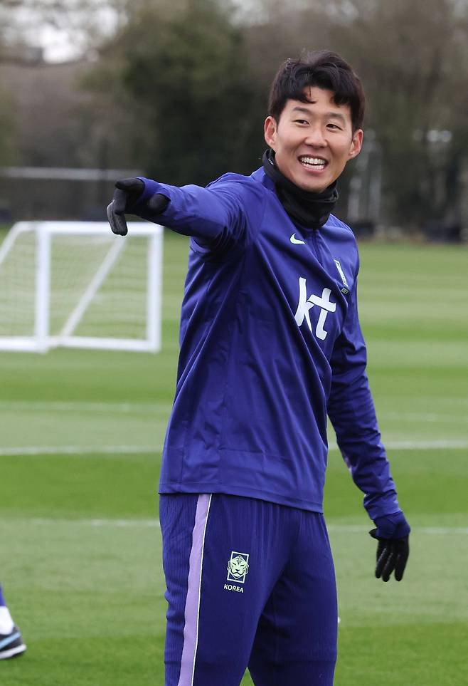 밝게 웃으며 훈련하는 손흥민

    (밀턴킨스[영국]=연합뉴스) 최재구 기자 = 코트디부아르전을 앞둔 한국 축구 국가대표팀의 손흥민이 팀동료들과 24일(현지시간) 영국 런던 북서쪽 밀턴킨스에서 훈련하고 있다. 2026.3.25

    jjaeck9@yna.co.kr

(끝)





<저작권자(c) 연합뉴스, 무단 전재-재배포, AI 학습 및 활용 금지>