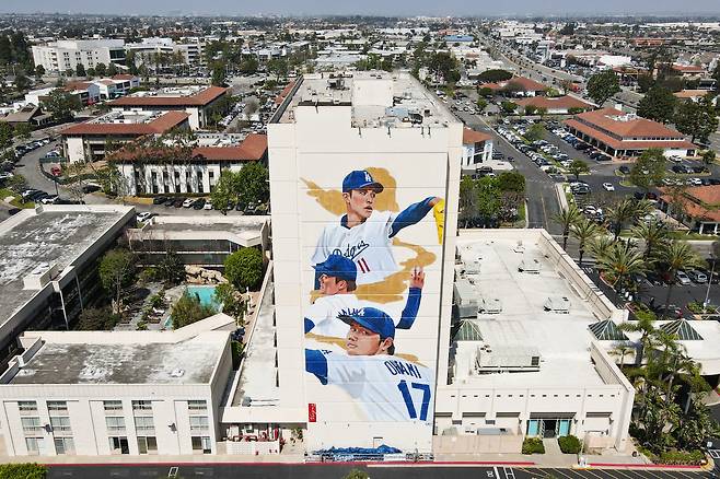 캘리포니아주 LA카운티 토랜스 시내 더블트리힐튼 외벽에 LA 다저스 일본인 3총사 사사키 로키, 야마모토 요시노부, 오타니 쇼헤이으 피칭 모습을 담은 대형 그림이 25일(한국시각) 공개됐다. EPA연합뉴스