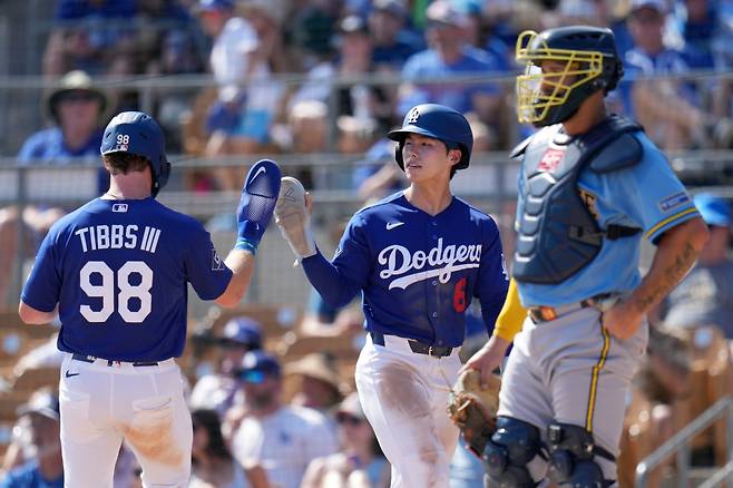 Los Angeles Dodgers' Hyeseong Kim (6), of South Korea, and James Tibbs III (98) celebrate their runs scored as Milwaukee Brewers catcher Gary Sanchez pauses near home plate during the third inning of a spring training baseball game, Monday, March 16, 2026, in Phoenix. (AP Photo/Ross D. Franklin)







<저작권자(c) 연합뉴스, 무단 전재-재배포, AI 학습 및 활용 금지>