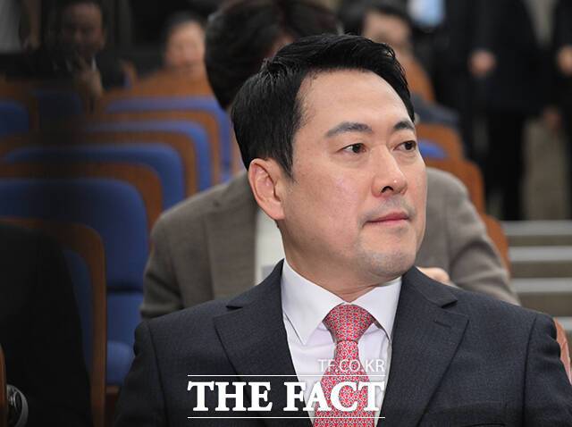 국민의힘이 핵심 승부처인 경기도지사 공천에 좀처럼 속도를 내지 못하고 있는 가운데, 당내에서는 외부 인사 영입론을 우려하는 목소리도 나온다. 사진은 장동혁 대표. /박헌우 기자