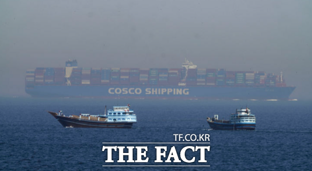 미국과 이란간 전쟁이 장기화되면서 나프타 수급 불안이 커지고 있다. 사진은 지난 2023년 5월 호르무즈 해협에서 항해 중인 대형 컨테이너선과 선박의 모습이다. /AP.뉴시스