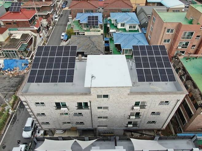 LH 매입임대주택 옥상에 설치된 공유햇빛발전소. LH 제공